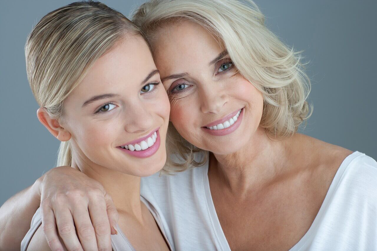Blonde daughter. Мам в возрасте и дочка улыбаются лицо красивое. Видео мать улыбается.
